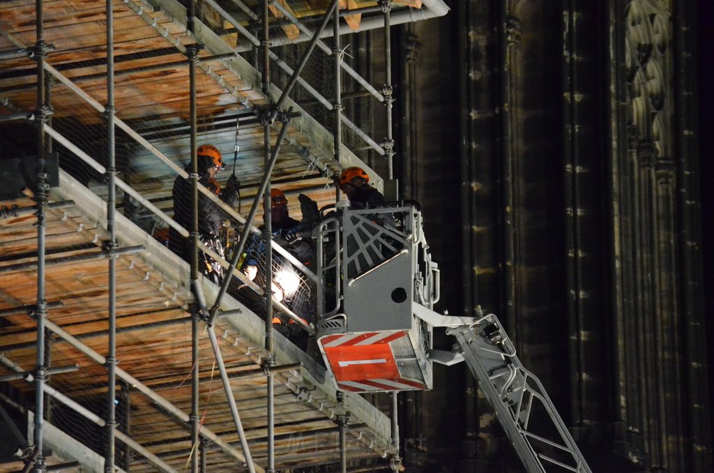 Einsatz BF Aktivisten auf Geruest vom Koelner Dom P301.JPG - Miklos Laubert